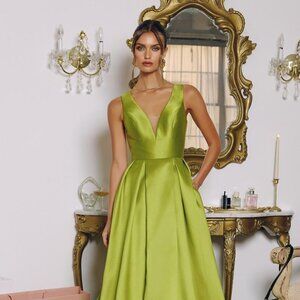 New Greenery Mikado Sleeveless Dress w/ Pleated Skirt & Side Pockets CD T814